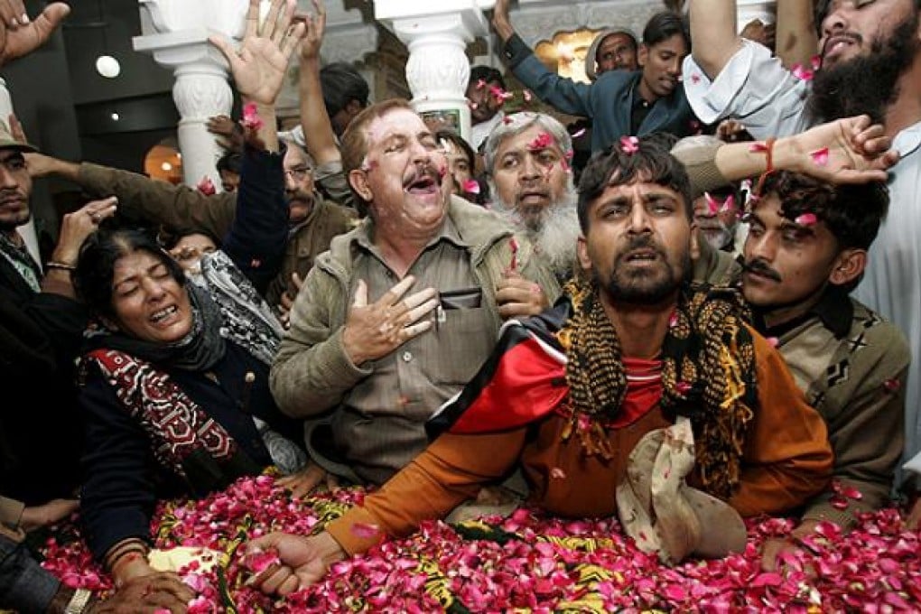 Supporters of Pakistan's former Prime Minister Benazir Bhutto mourn at the Bhutto family mausoleum in Garhi Khuda Bakhsh. Photo: Reuters