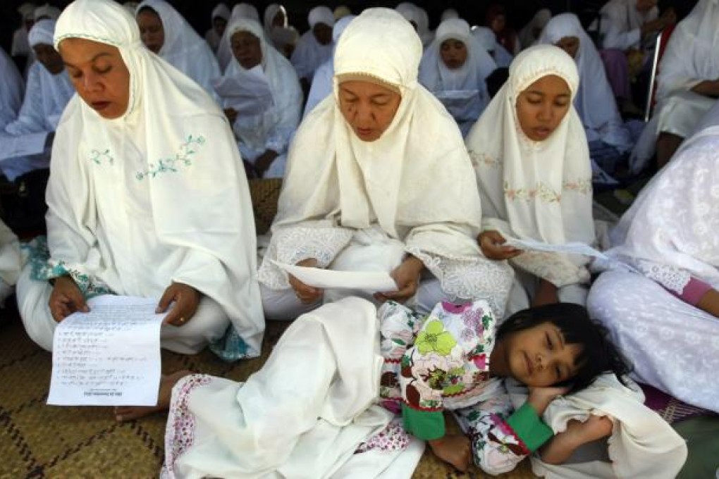 Thousands of Acehnese people commemorate the 8th anniversary of the tsunami of 26 December 2004 by praying together. Photo: EPA