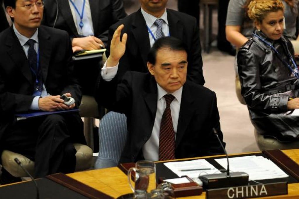 Chinese Permanent Representative to the United Nations Li Baodong (centre) votes during a UN Security Council meeting. Photo: Xinhua