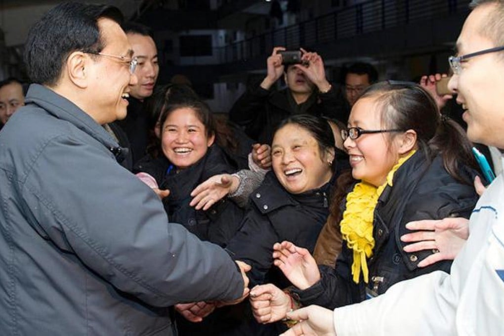 Li Keqiang shows his man-of-the-people credentials during his visit. Photo: SCMP