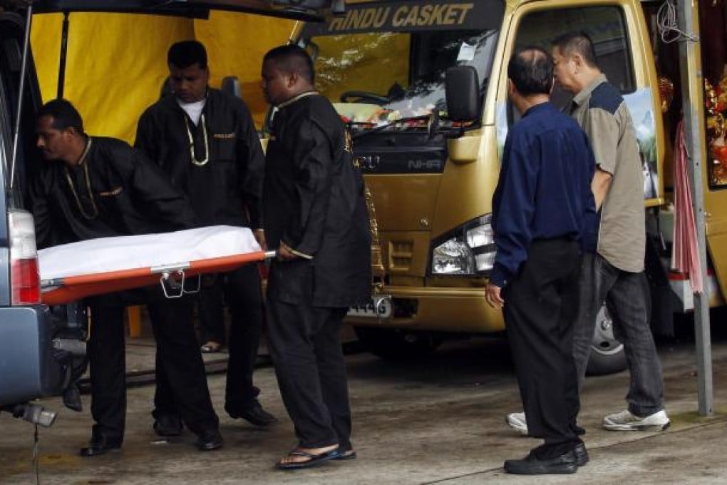 The body of the 23-year-old Indian student gang-raped in New Delhi on December 16 is moved to a funeral parlour in Singapore. Photo: EPA