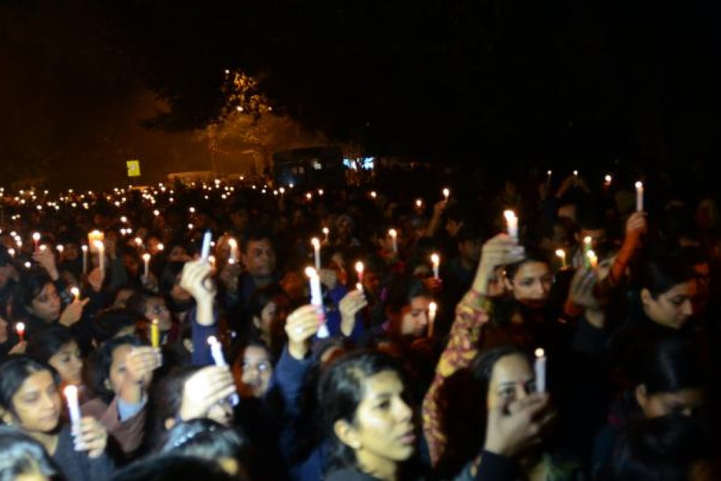 Indians hold candlelit vigils to mourn the death of the 23-year-old gang rape victim during a protest at Jantar Mantar in New Delhi. Photo: Xinhua