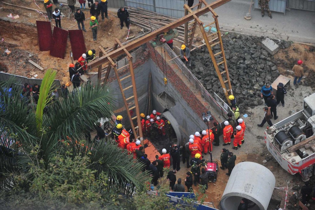 Rescuers at the cave-in site in Nanning. Photo: Xinhua