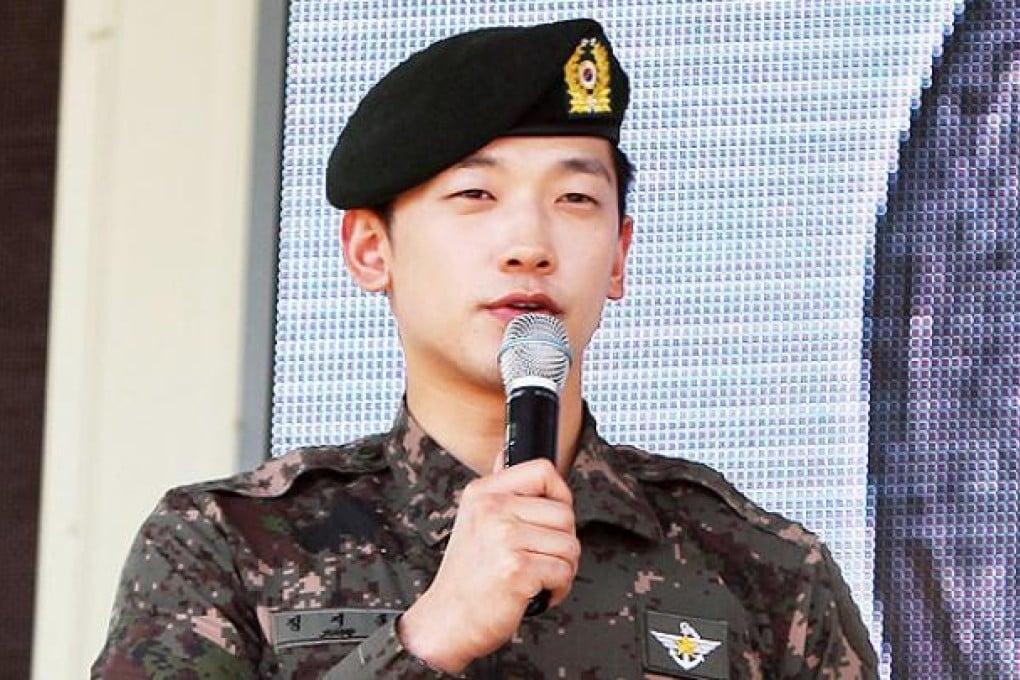 South Korean pop singer Rain entertains army conscripts during a cultural festival at a boot camp in the city of Euijeongbu. Photo: EPA