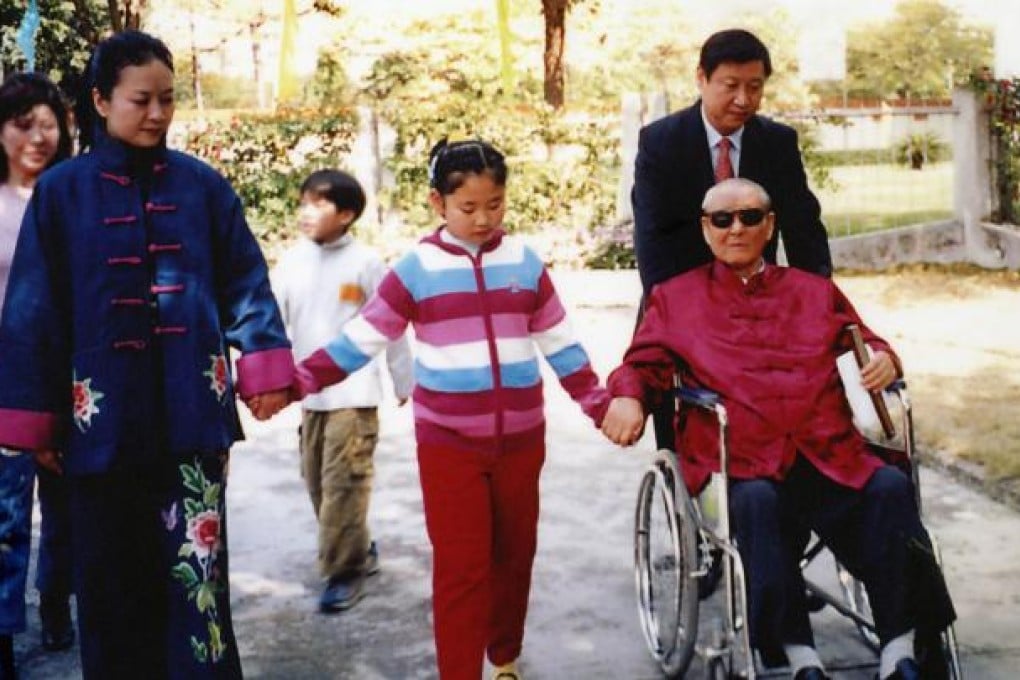 Xi Jinping (right, rear) with his father Xi Zhongxun (right, front), his wife (left, front) and his daughter (centre). Photo: Xinhua