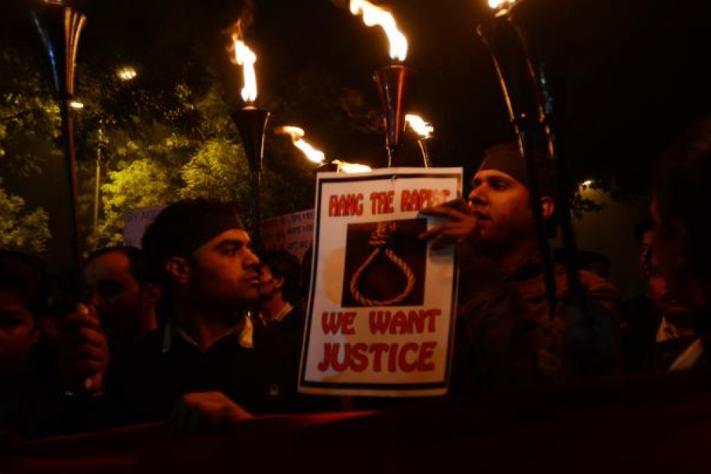 Indians light candles to mourn the death of the 23-year-old gang rape victim and demonstrate against the rapists during a protest. Photo: Xinhua