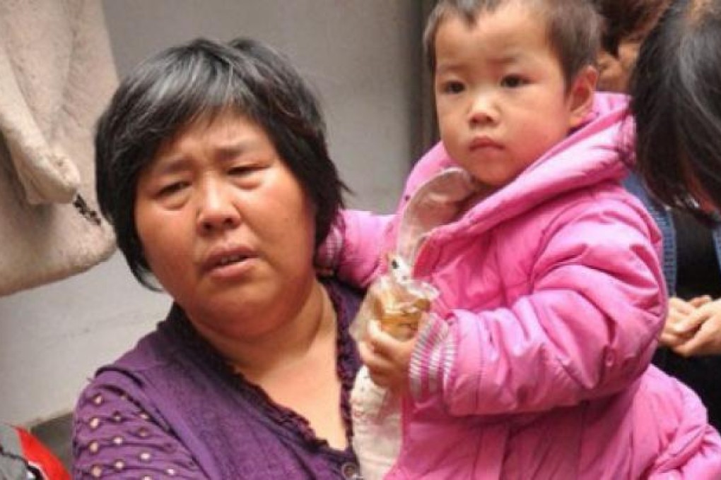 Yuan Lihai and a girl she adopted. Photo: screenshot from Sina Weibo.