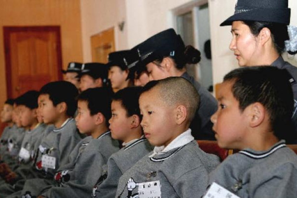 Children rescued from child abductors sit in the Panlong Public Security Bureau in Kunming in 2006. Photo: AP
