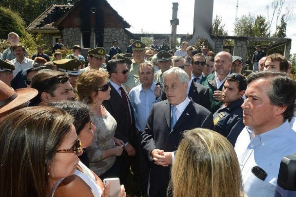 President Pinera talks with the victims' relatives. Photo: AFP