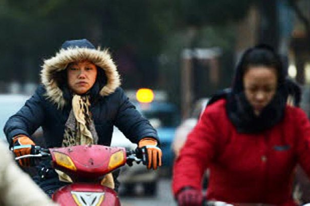Residents endure the cold in Nanchang City, capital of east China's Jiangxi Province, on Saturday. Photo: Xinhua