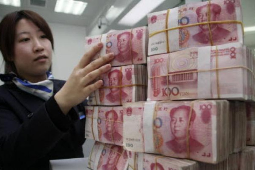 A clerk count RMB bank notes in a bank in Nantong, east China's Jiangsu Province. Photo: Xinhua