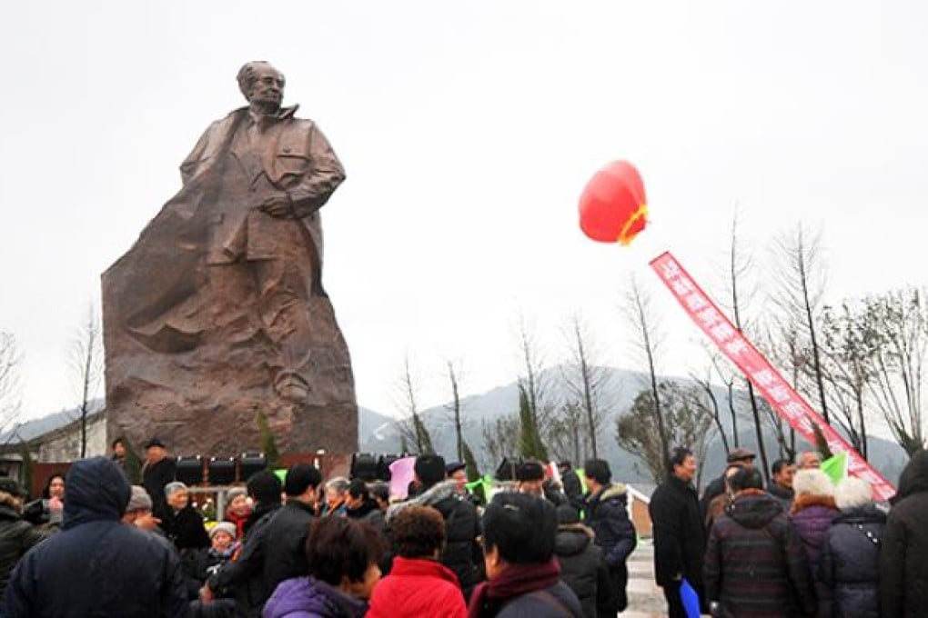 A statue of former Communist Party chief Hu Yaobang is unveiled in Taizhou, east China's Zhejiang province on Sunday. Photo: AFP