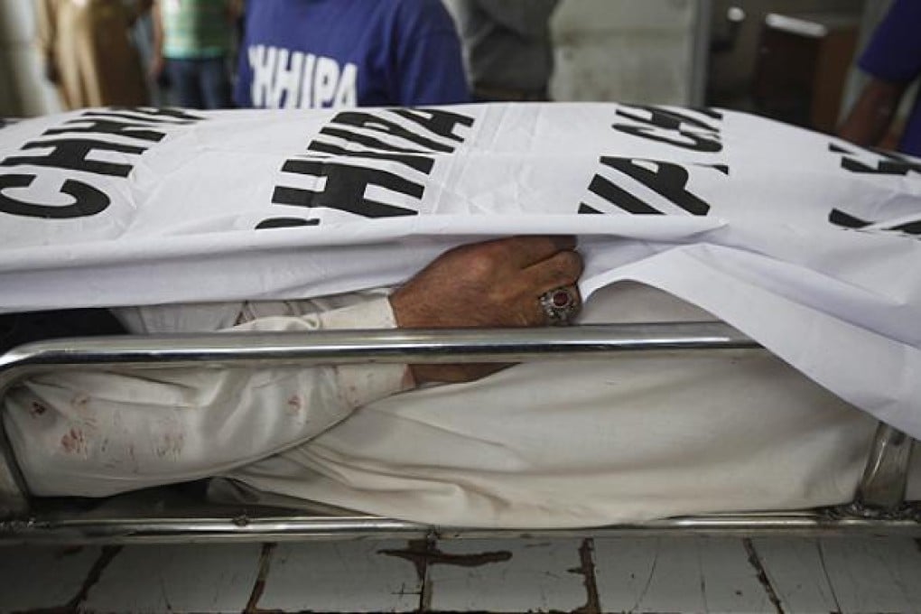 The body of a man who was killed by unidentified gunmen lies at a hospital morgue in Karachi. Photo: Reuters