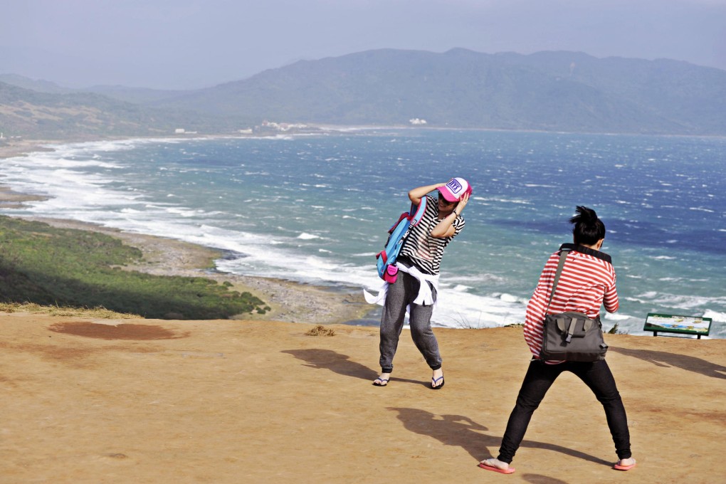 White Sand Bay (top); beachgoers are buffeted by high winds on the cliffs in Kenting (left); and shell collectors on Sail Rock Beach.Photos: Chris Stowers
