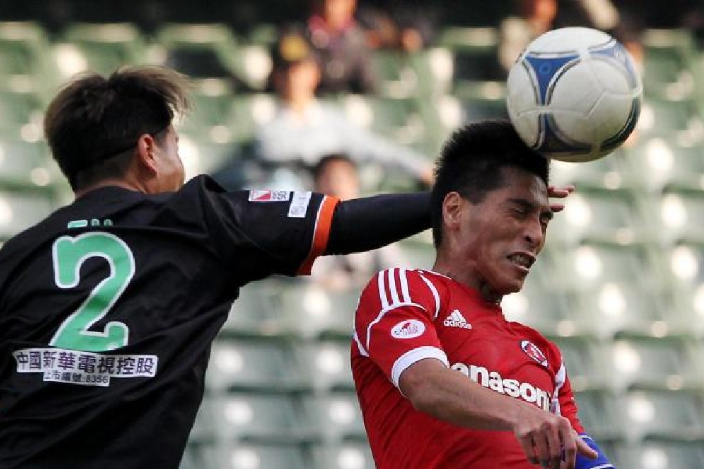 Citizen's Wong Yiu-fu and South China's Lee Chi-ho clash in an aerial challenge at Hong Kong Stadium yesterday. Photo: K.Y. Cheng