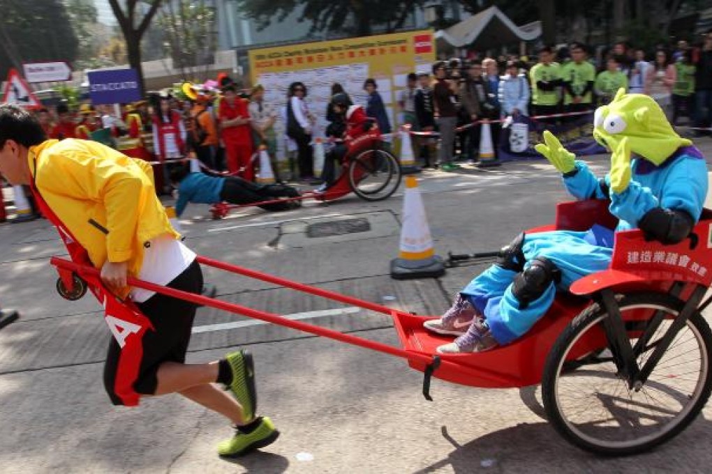 It was fast and furious as 37 teams of accountants competed in the rickshaw race along Chater Road, Central, yesterday. Photo: Nora Tam