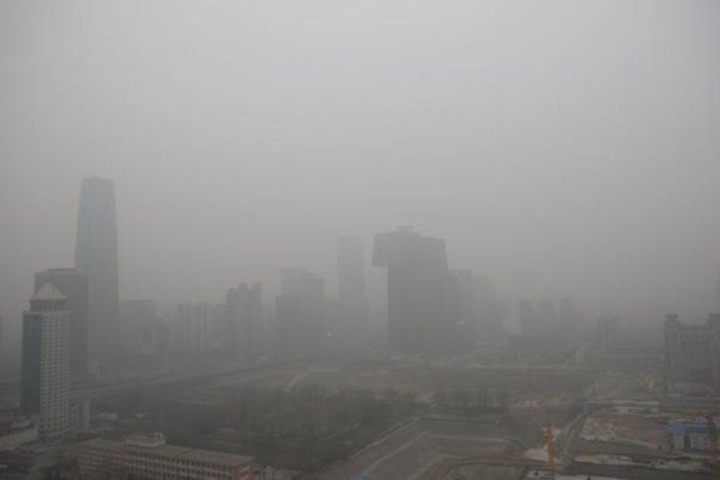 Dense fog on Sunday hit China's east and central regions from the northeast to the south, causing serious air pollution. Photo: Xinhua