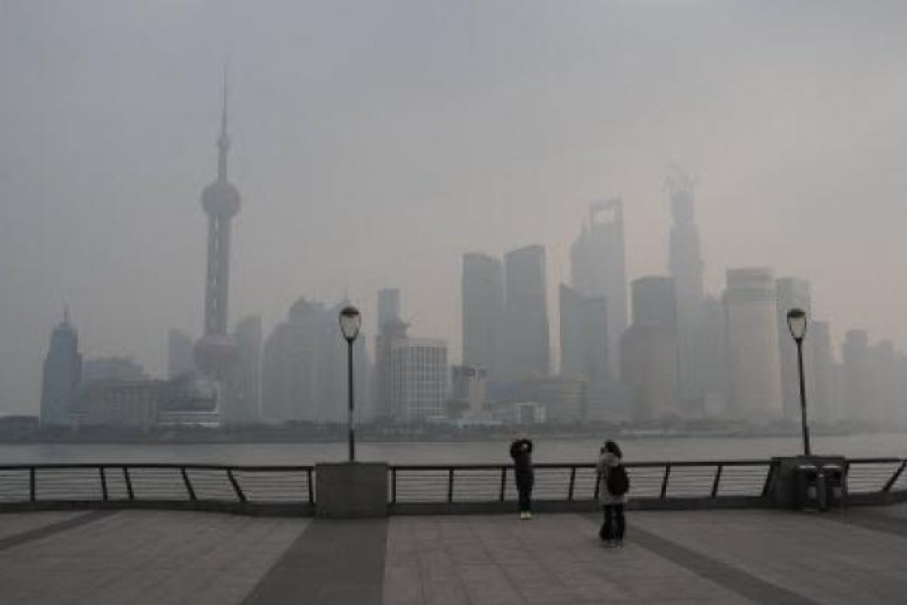 Tourists take photos amid heavy fog in Shanghai on Monday. Photo: Xinhua