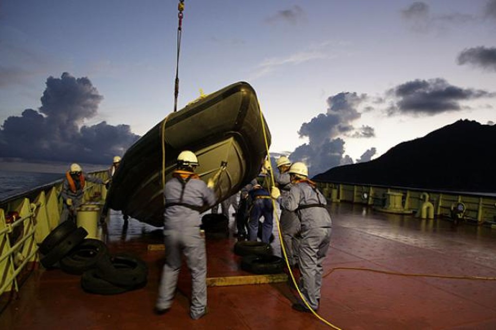 A Japanese survey ship patrols the waters near the disputed island chain in the East Chin Sea. Photo: Reuters