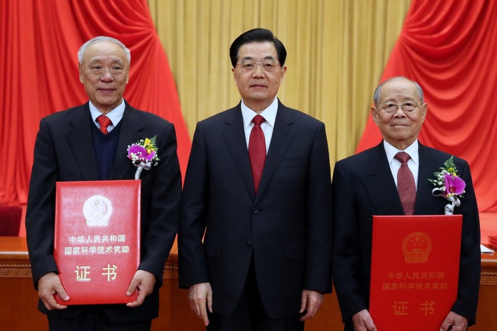Wang Xiaomo (left) and Zheng Zhemin (right) with President Hu Jintao after receiving their top science awards. Photo: Xinhua
