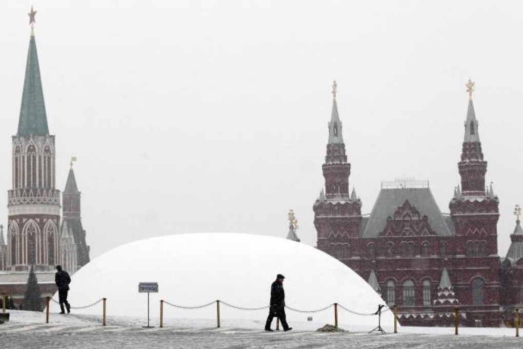 A temporary white dome covers the mausoleum of Soviet state founder Vladimir Lenin in Red Square near the Kremlin in Moscow. Photo: Reuters