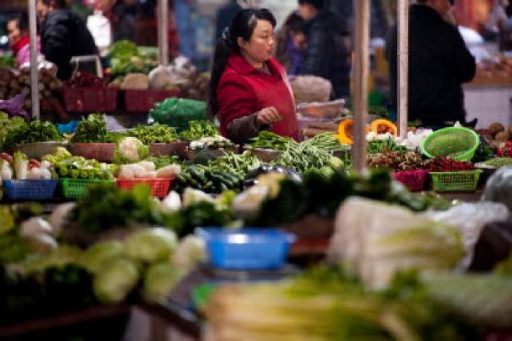 A dealer sells vegetable in Baihua Market in Chengdu, capital of southwest China's Sichuan Province. Photo: Xinhua