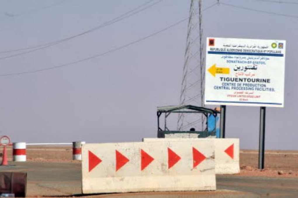 Roadblocks prevent the access of the Tigentourine gas plant where hostages have been kidnapped by islamic militants. Photo: AP