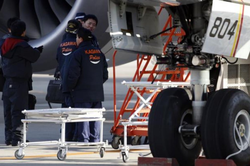 Police officers examine an ANA Boeing 787 Dreamliner, which made an emergency landing in Takamatsu. Photo: Reuters