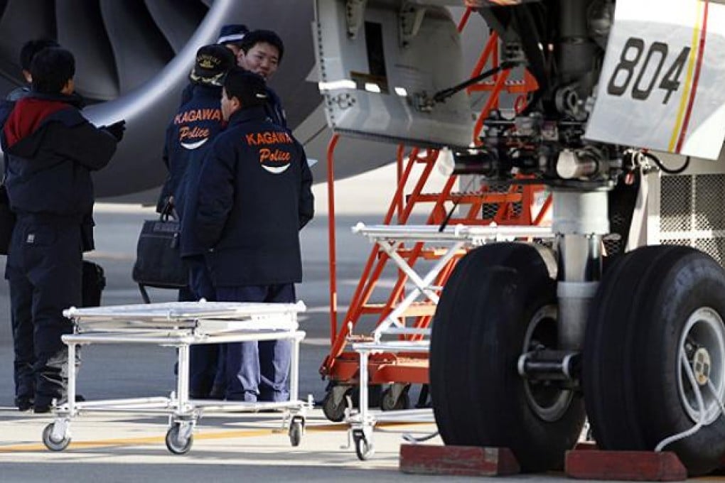 Police officers investigate an ANA Dreamliner which made an emergency landing last Wednesday at Takamatsu airport, Japan. Photo: Reuters