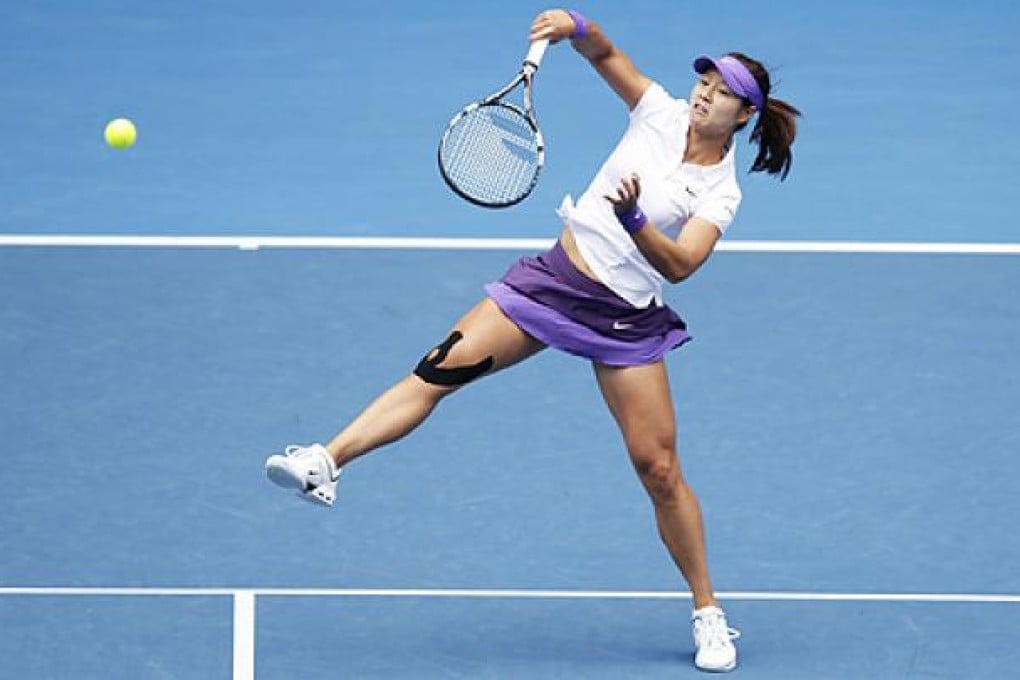 China's Li Na hits a forehand to Poland’s Agnieszka Radwanska at the Australian Open. Photo: EPA