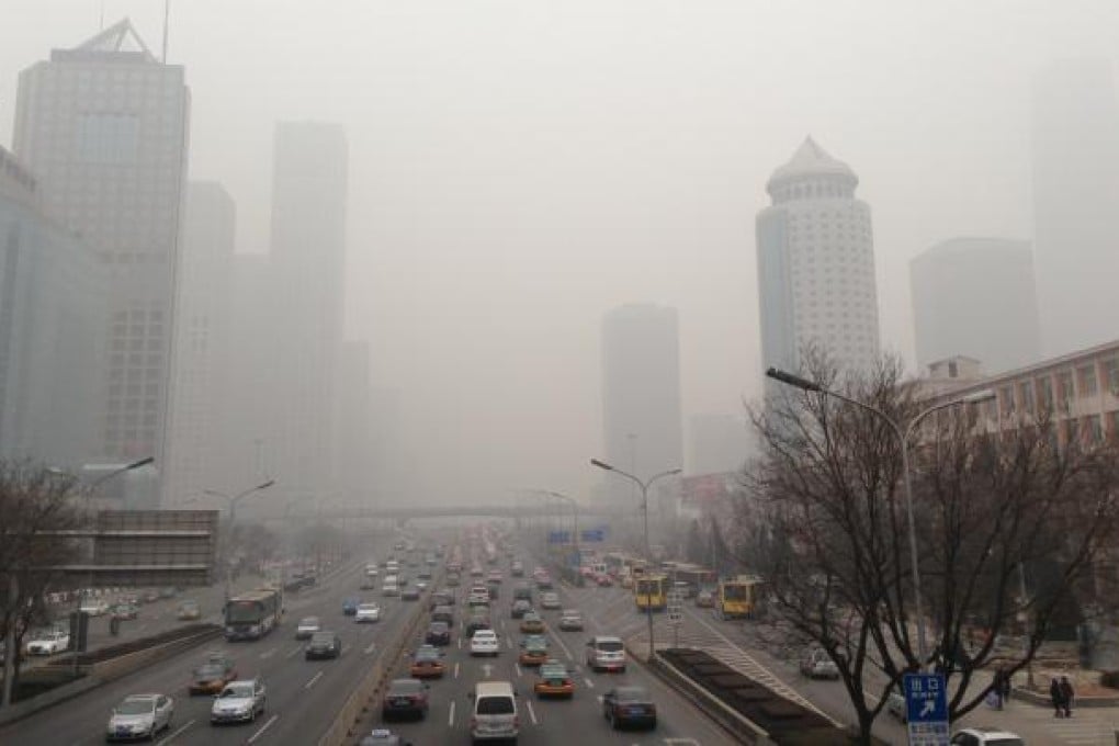 This picture taken on January 23 shows traffic on a main avenue near Beijing's central business district, covered in thick smog. Photo: Simon Song