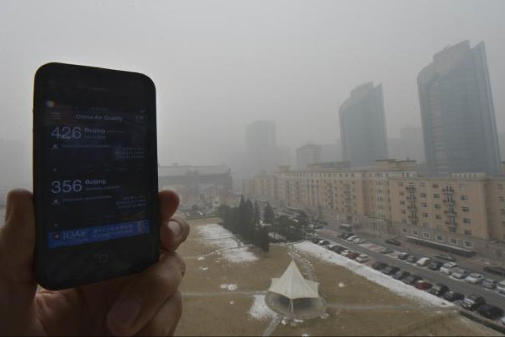 Pollution readings from the US Embassy (upper) and the local government shows hazardous levels of air pollution in Beijing on January 23, 2013. Photo: AFP