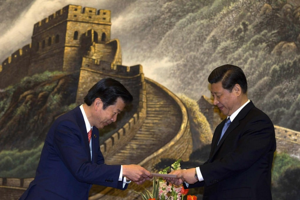 Japanese envoy Natsuo Yamaguchi hands a personal letter from Prime Minister Shinzo Abe to Xi Jinping in Beijing. Photo: Reuters