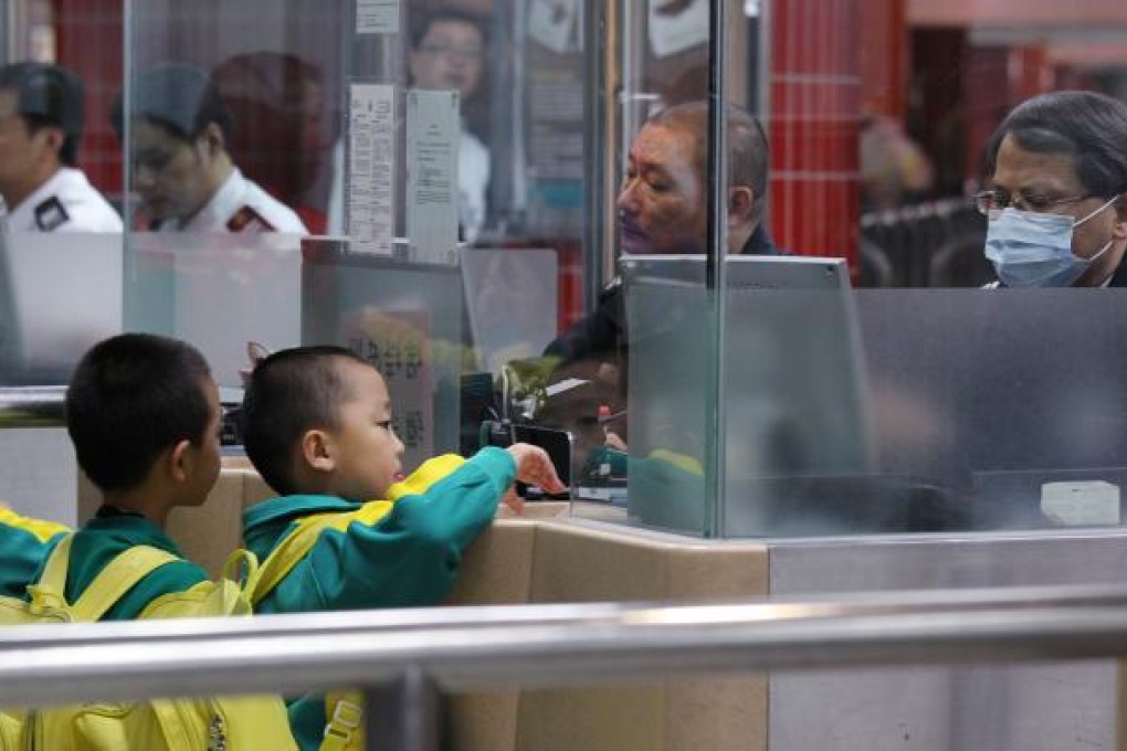 Cross-border pupils queue up to go through immigration at Lo Wu border checkpoint. Photo: Dickson Lee