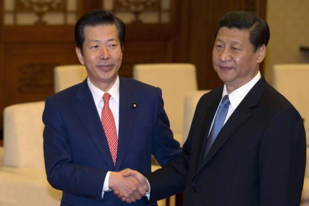 Yamaguchi, leader of Japan's New Komeito party, shakes hands with China's president-in-waiting Xi during a meeting at the Great Hall of the People in Beijing. Photo: Reuters