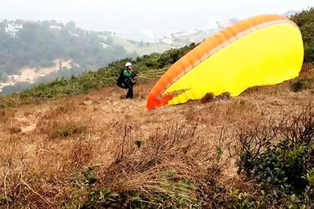 Paraglider takes off on Dragon's Back trail in Hong Kong (video)