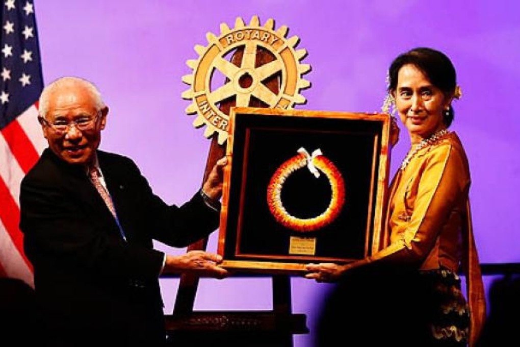 Rotary International president Sakuji Tanaka presents Aung San Suu Kyi with the Hawaii Peace Award. Photo: EPA