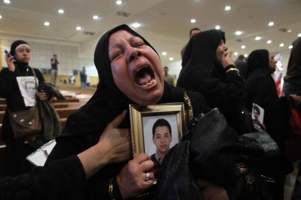 Relatives of a football fan who died in last year’s riot react in a Cairo court, after the judge ordered the execution of 21 defendants over the bloody incident in Port Said. Photo: Xinhua