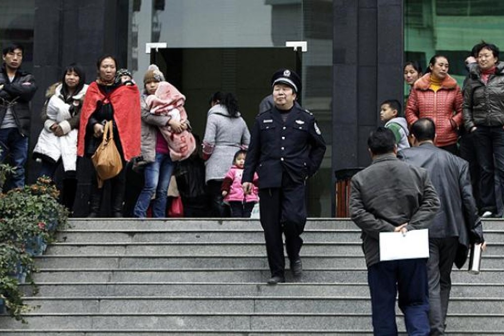 Crowds gather at Guiyang Intermediate People's Court. Photo: Reuters