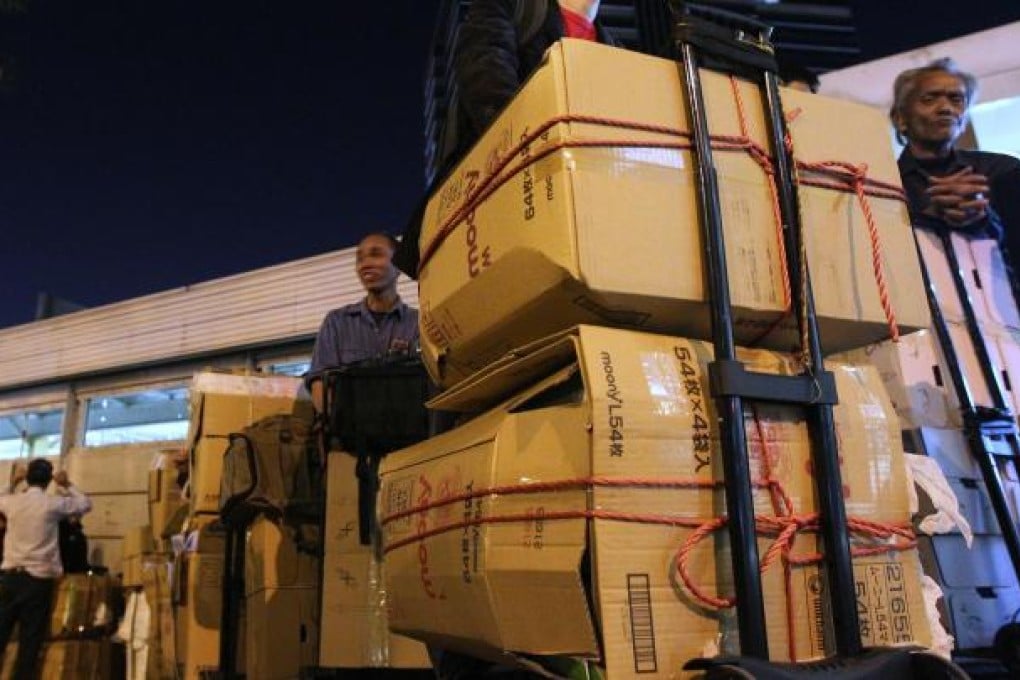 Parallel traders carry goods across the border at Sheung Shui, where police and customs officers swooped this week. Photo: Felix Wong