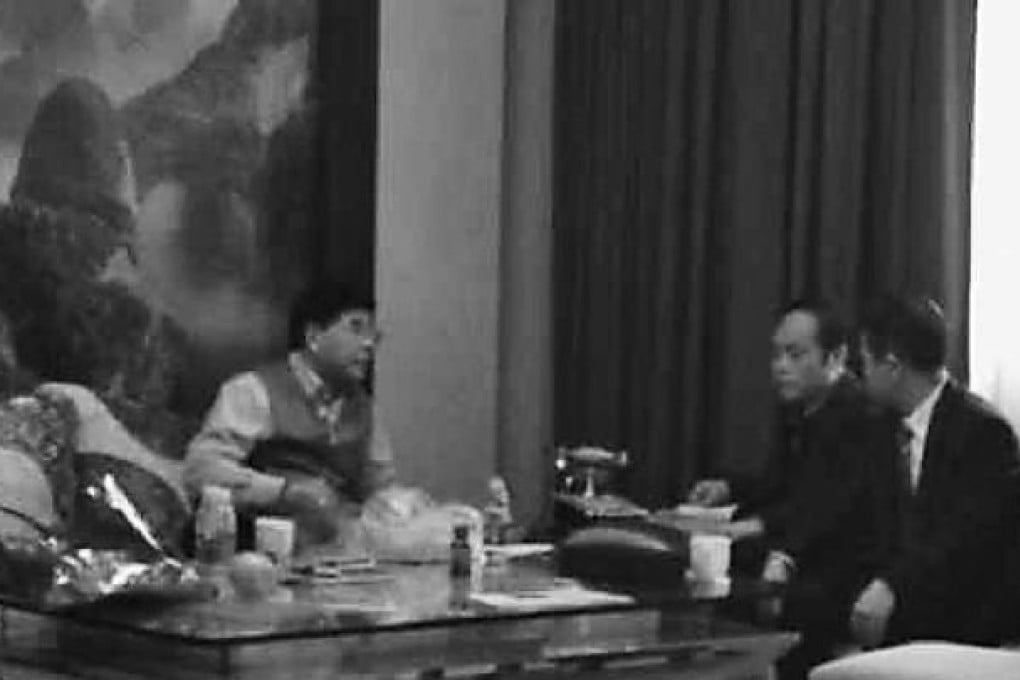 Huang (left) videotaped middlemen (right) who were returning him money. Photo: Screenshot from Weibo