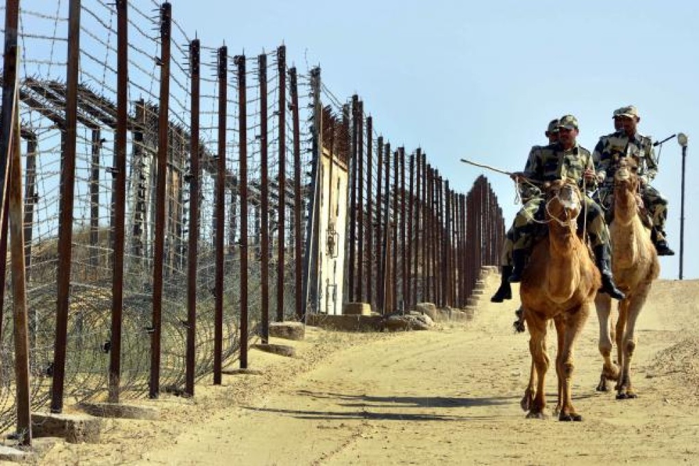 Indian Border Security Force (BSF) soldiers riding on camels patrol along the India-Pakistan border. Photo: Xinhua