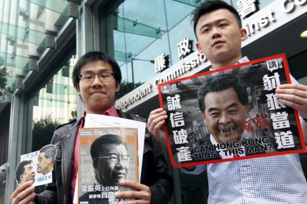 Raphael Wong (left) reports to the ICAC after filing a complaint against Leung Chun-ying based on accusations by Lew Mon-hung. Photo: David Wong