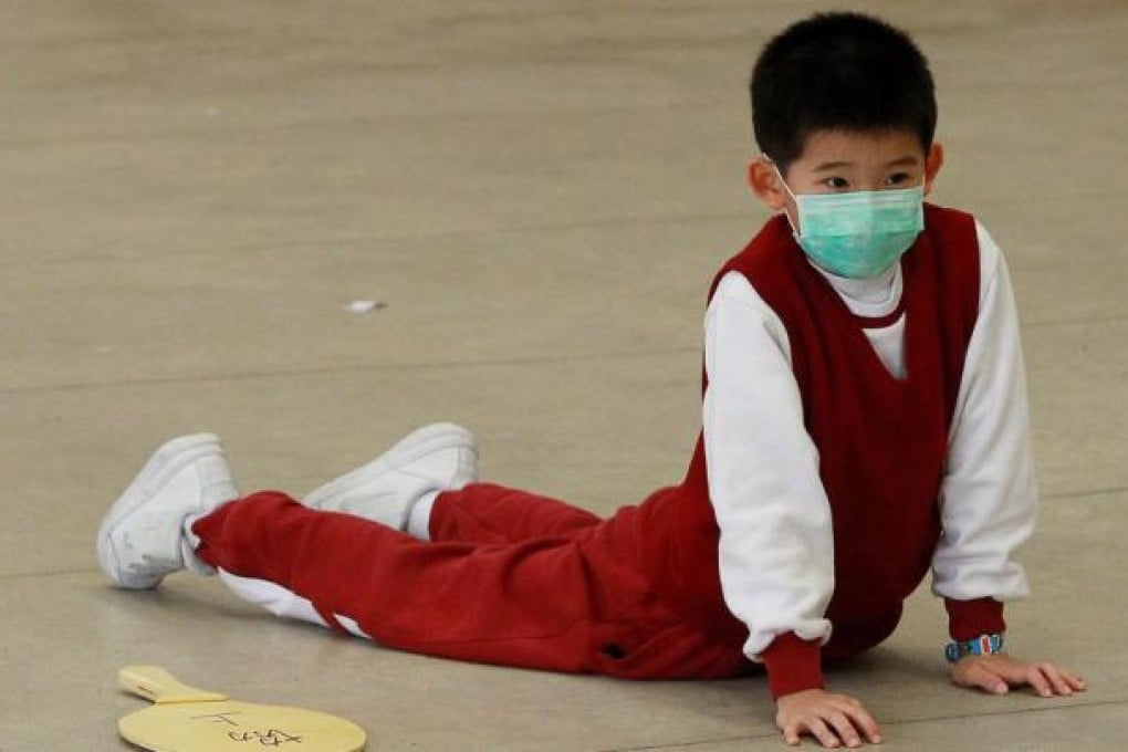 A local student wears a mask as he attends a PE lesson on a hazy day. Photo: K. Y. Cheng