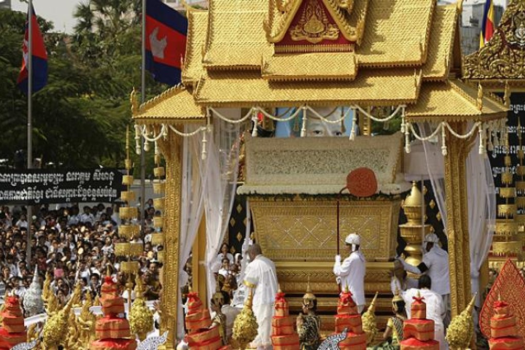 A chariot carrying the casket of Cambodia's late former King Norodom Sihanouk leads the funeral procession in Phnom Penh. Photo: AP