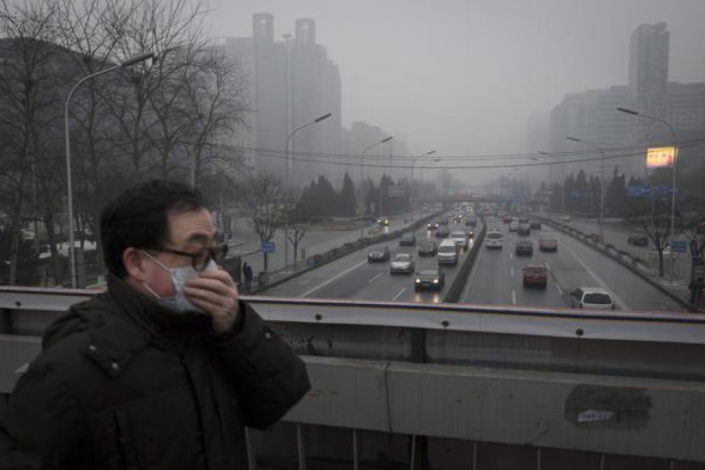 Heavy smog once again smothers the Second Ring Road Beijing. Beijing and many other cities in northern China have suffered more than 20 days of PM 2.5 air pollution at hazardous levels. Photo: EPA