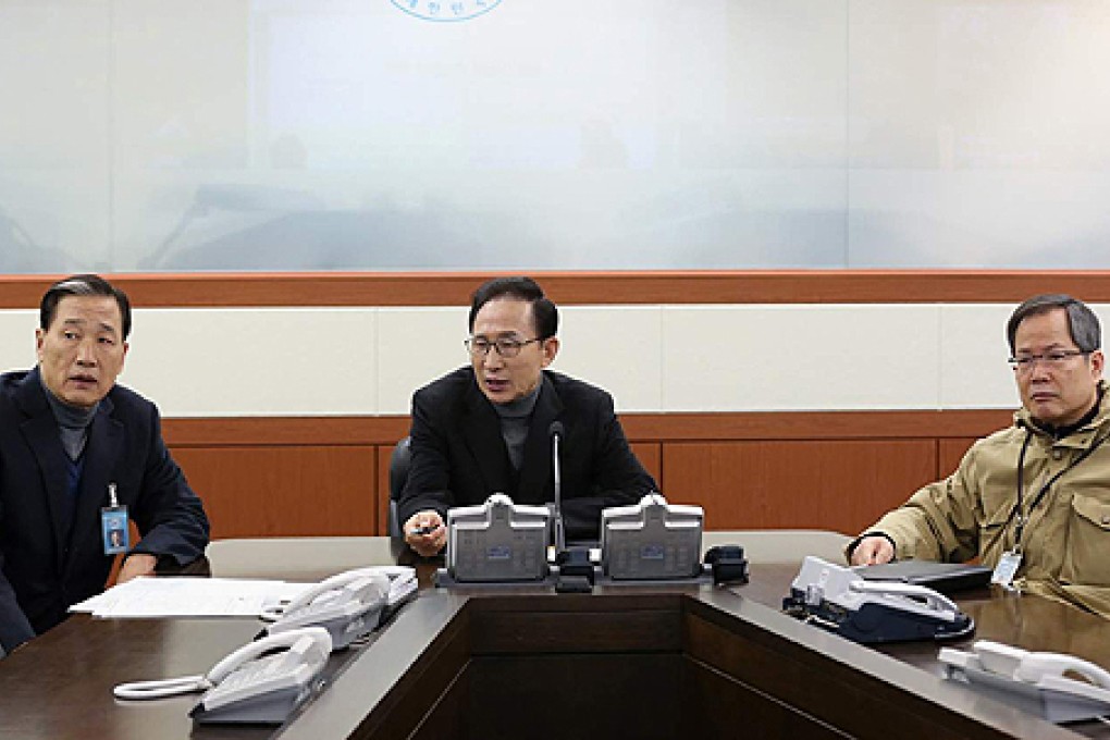 South Korean President Lee Myung-bak (centre) on Sunday ordered government agencies to be on alert for a possible nuclear test by North Korea. Photo: Reuters