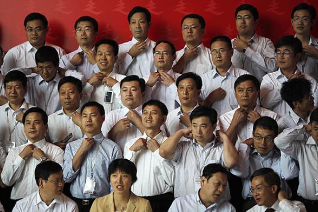 Trainees prepare to pose for a group photo after finishing a training course at the China Executive Leadership Academy of Pudong in Shanghai. Photo: Reuters