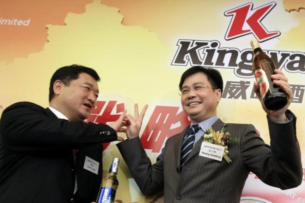China Resources Enterprise's Chen Lang (left) and Kingway Brewery's Huang Xiaofeng toasting their deal. Photo: Jonathan Wong