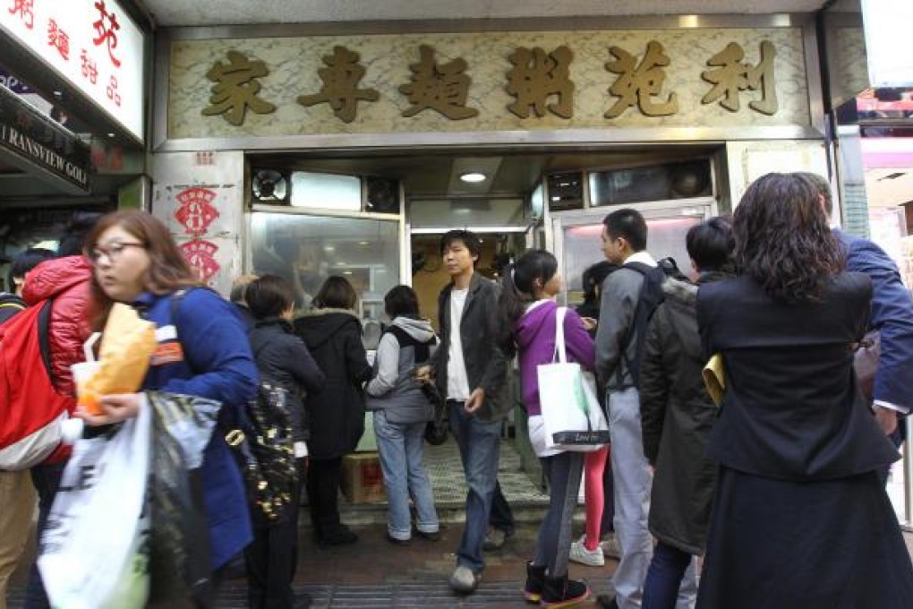People queue outside Lei Yuen before it closes. Photo: May Tse